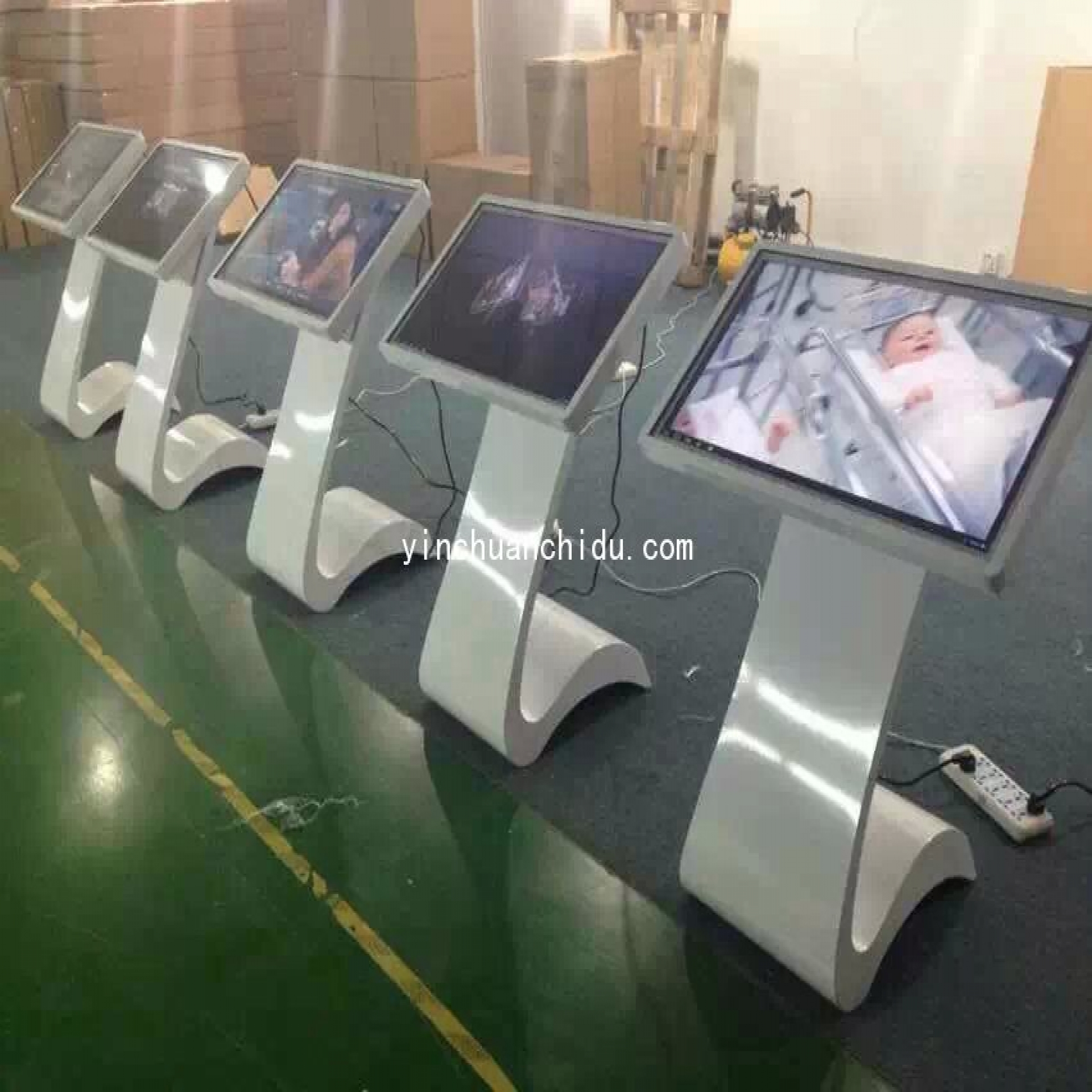 选用银川触摸一体机软屏和工业屏的区别